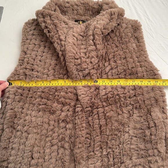 Metric Knits beige soft vegan fur open vest - Picture 9 of 11